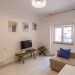 1-bedroom Flat With Terrace, Near Metro & Arena Apartamento *