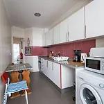 1-bedroom Flat With Terrace, Near Metro & Arena Apartamento
