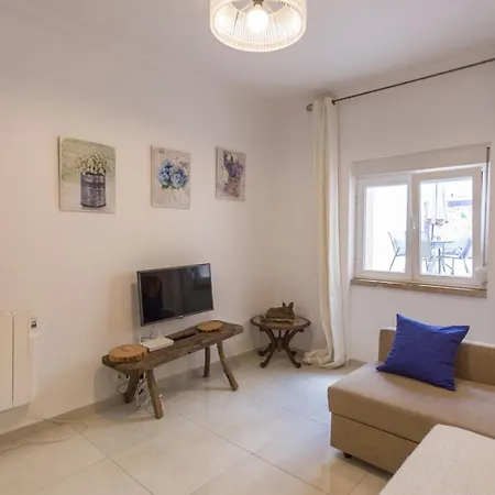 1-bedroom Flat With Terrace, Near Metro & Arena アパート *