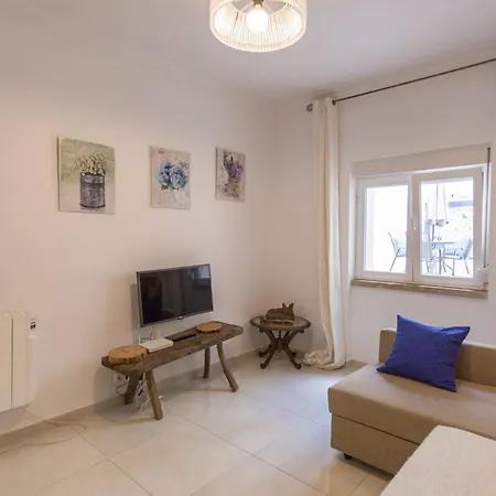 1-bedroom Flat With Terrace, Near Metro & Arena Lejlighed